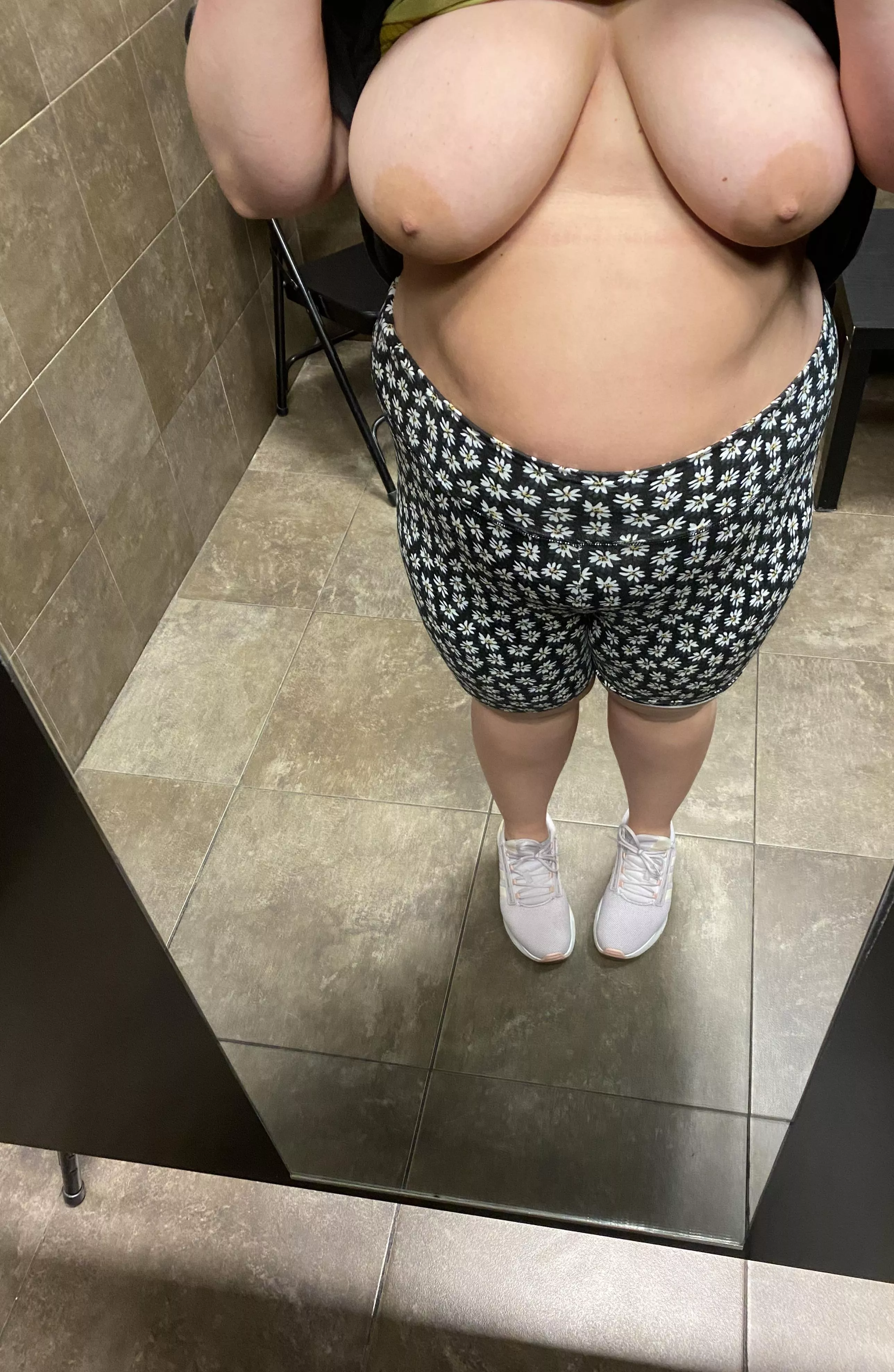 Wishing the hot guy at the gym could see me like this 😅 posted by xoxcc