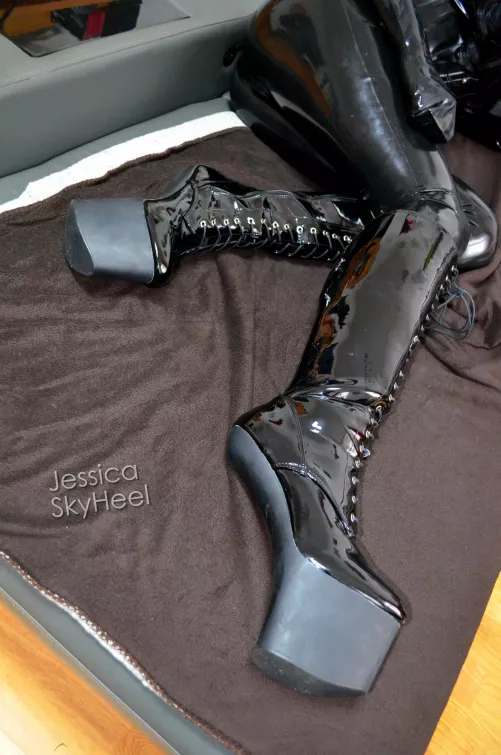 With latex mitts and Ponyboots by Jessi2021