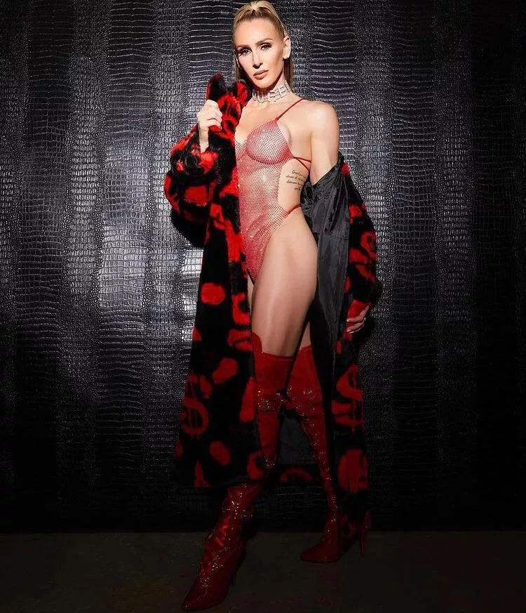 woke up still incredibly horny for Charlotte Flair, wish she was domming me right now posted by avdd4