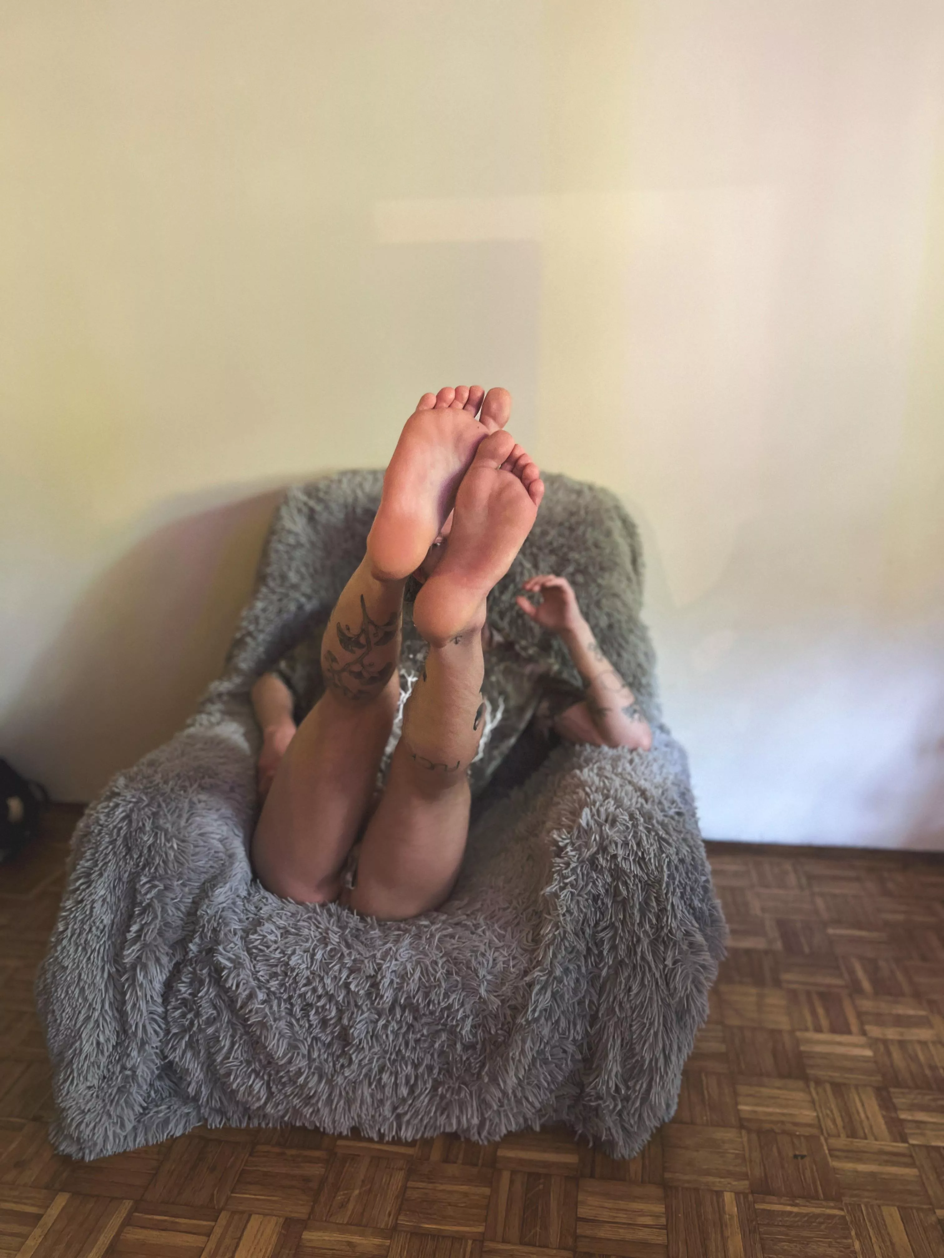 work week is about to begin 😭 posted by peachfromserbiaa