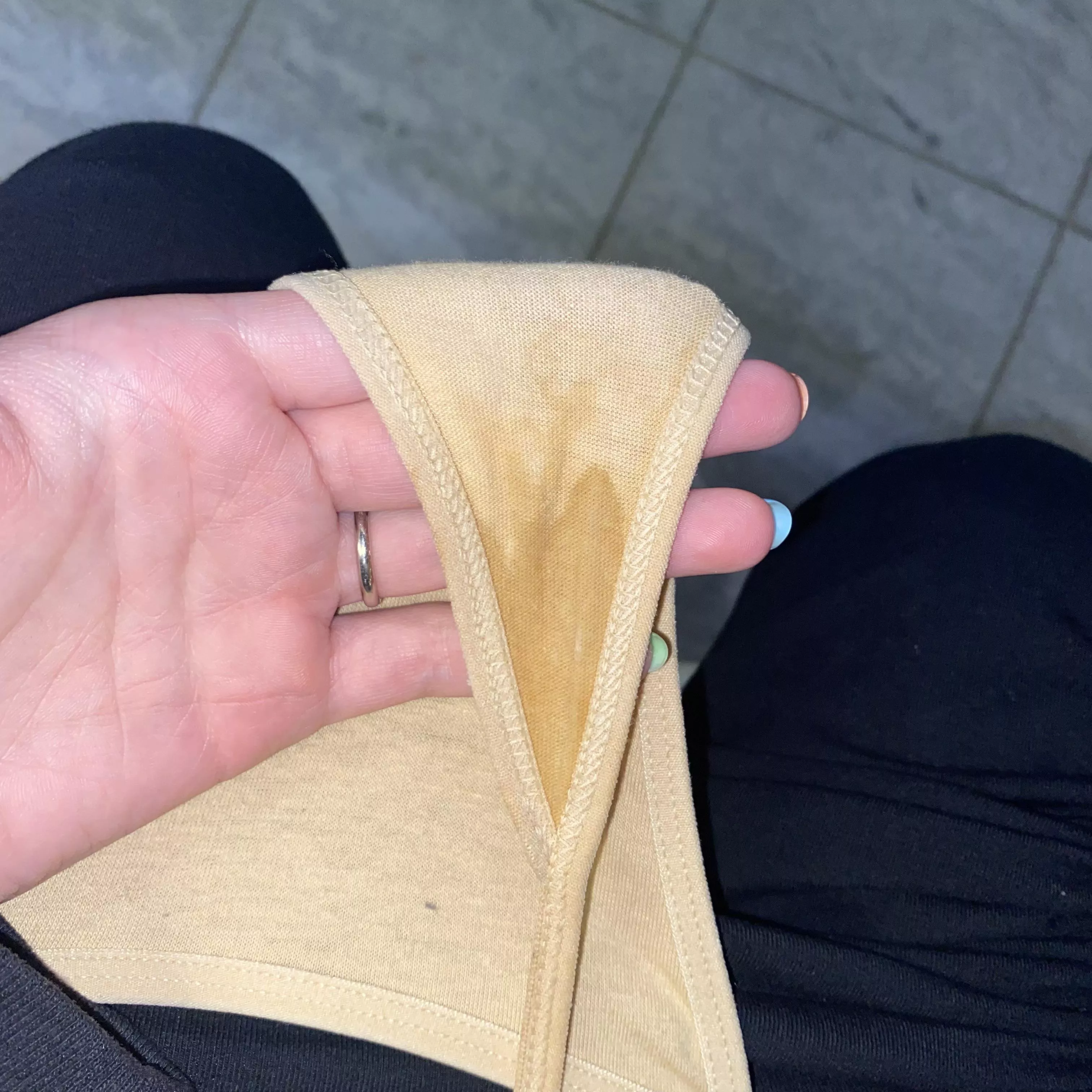 Working all day makes for a very pungent pussy posted by Redxxxsuede