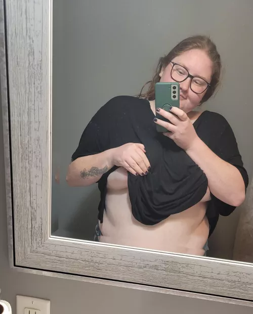 working but who's gunna catch me 🤷‍♀️💋(f) by redwithfreckles23