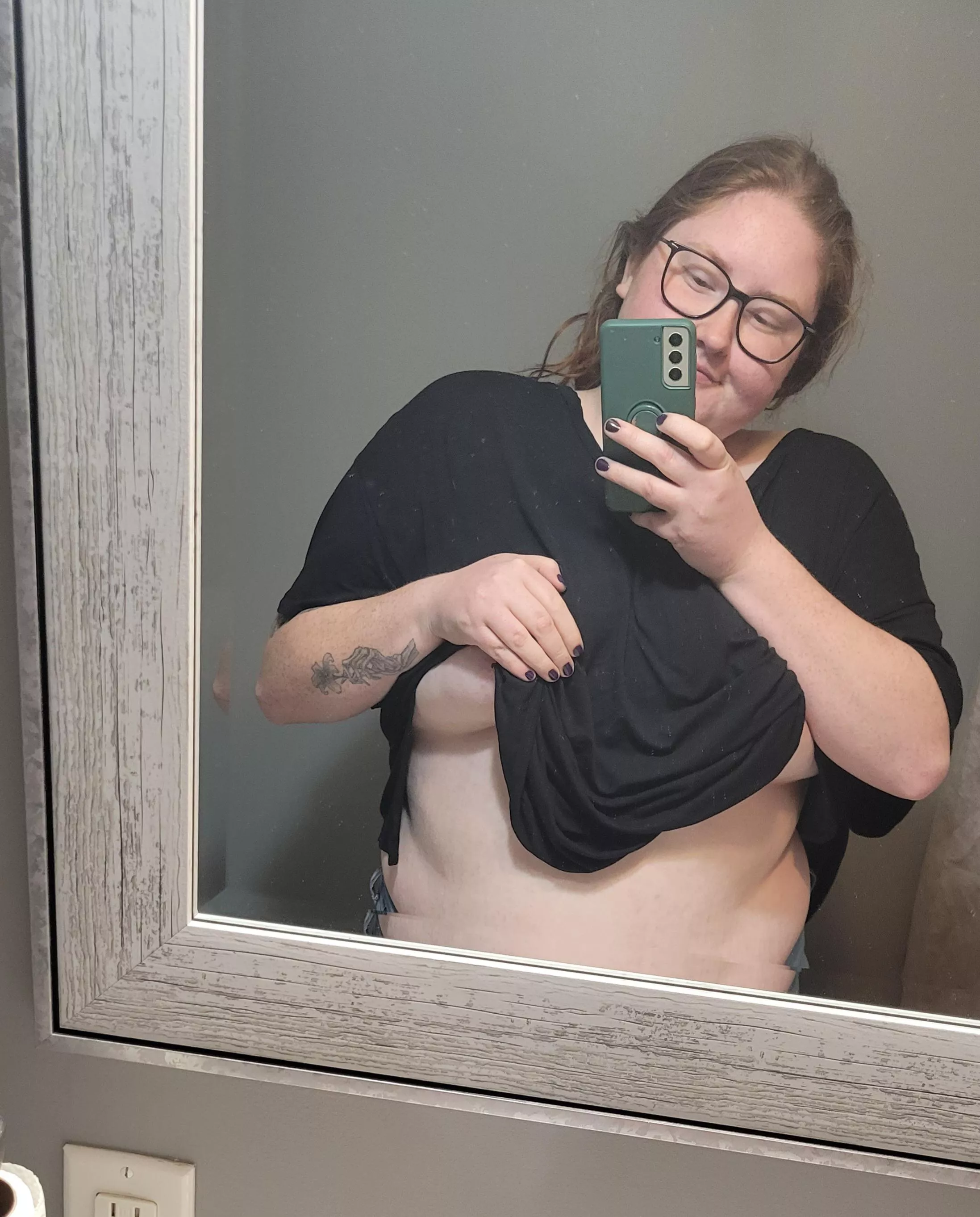 working but who's gunna catch me 🤷‍♀️💋(f) posted by redwithfreckles23