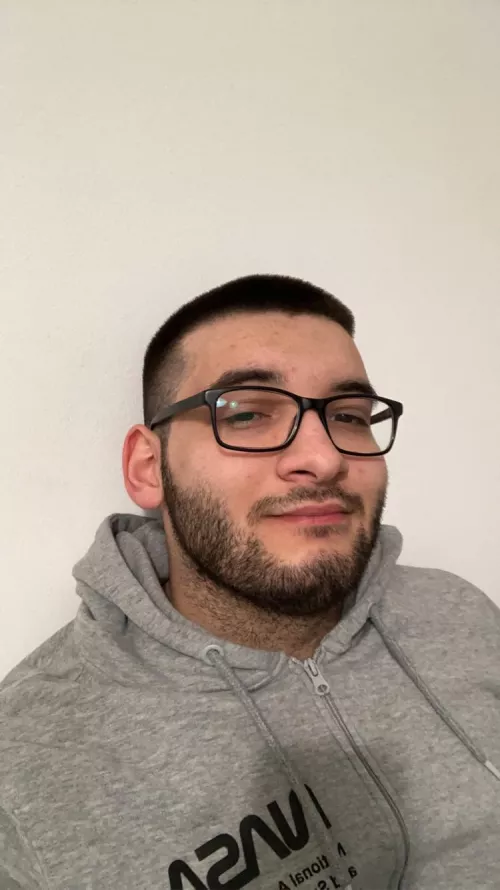 Working on self confidence about my looks✌️ feel free to dm me 😁 by float999