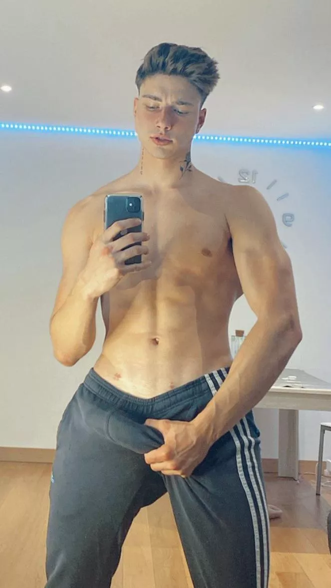 Working out made me horny... posted by Goldengeorgiii