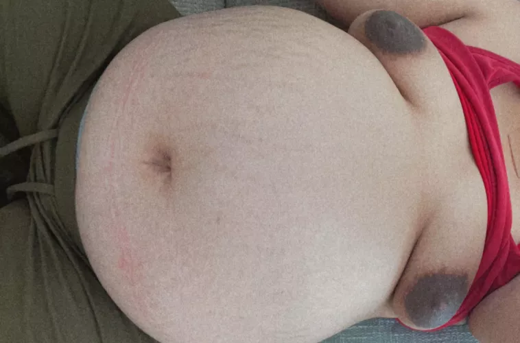 Worship my belly 🥴😘 by Milkymooon66