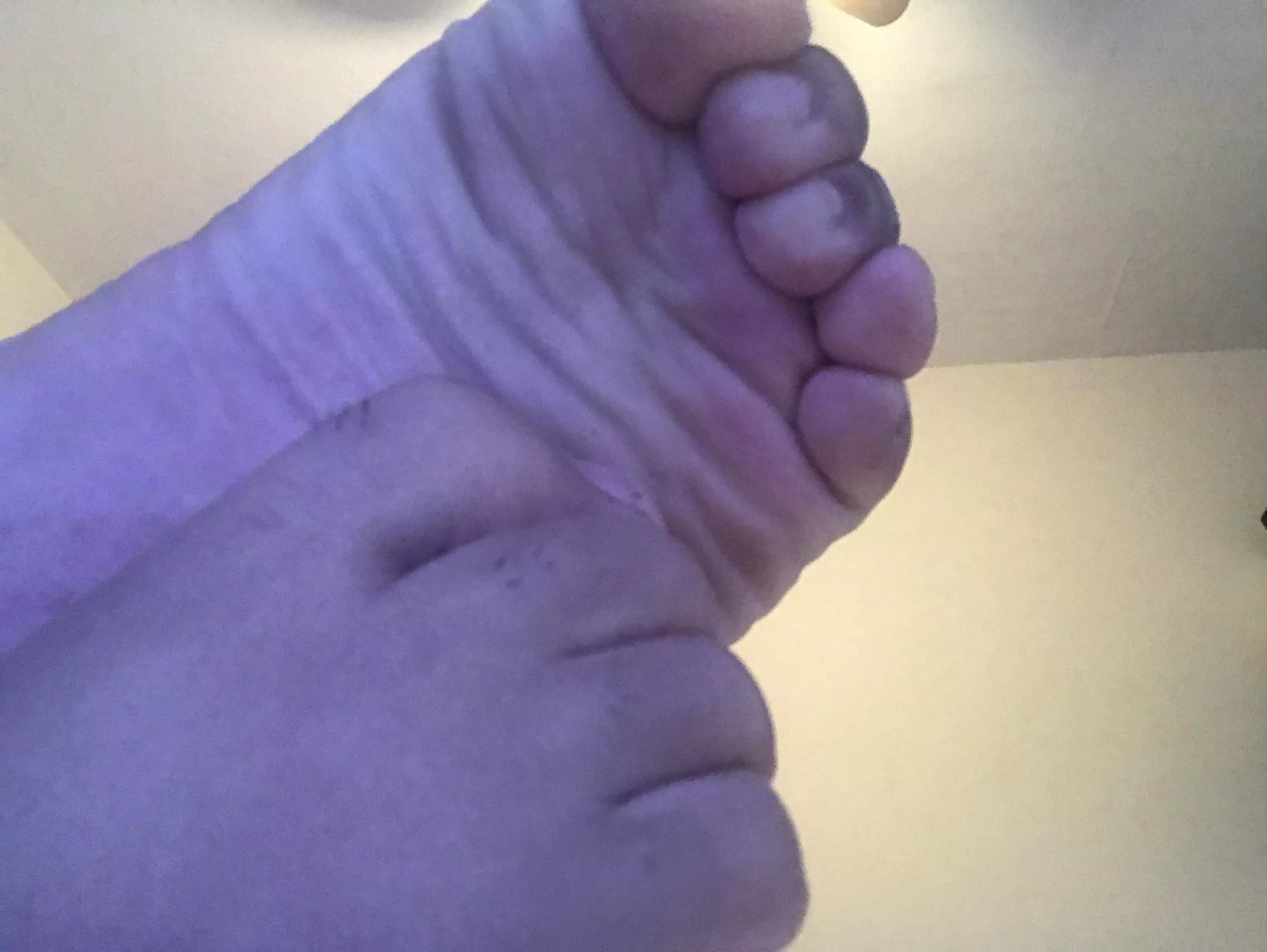 Worship my chubby toes loser!👇🏽 posted by Alert_Paramedic3881