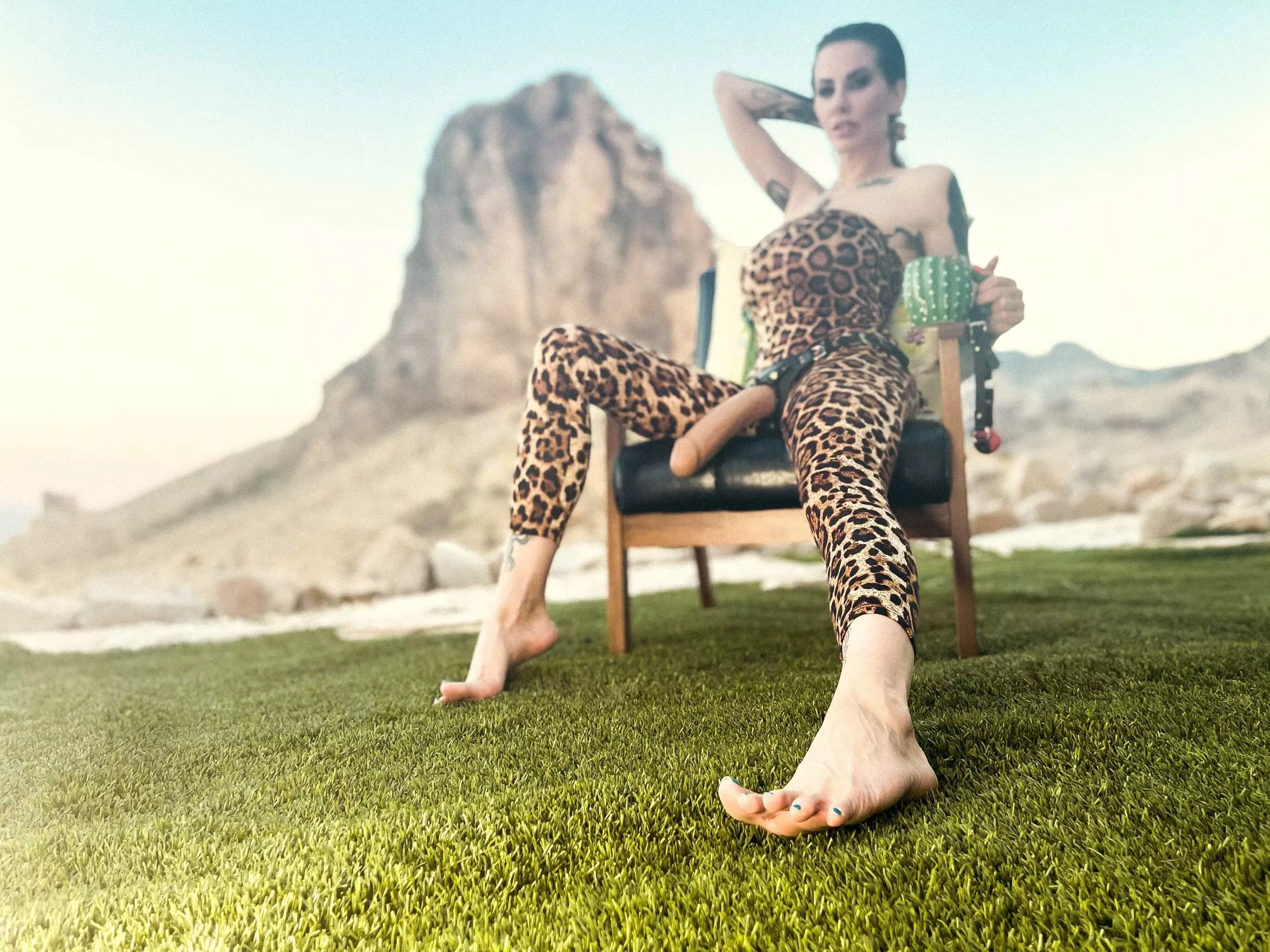 Worship my feet and I will let you eat it! Im into BDSM and I welcome for novice sub! posted by SuperiorMadeline