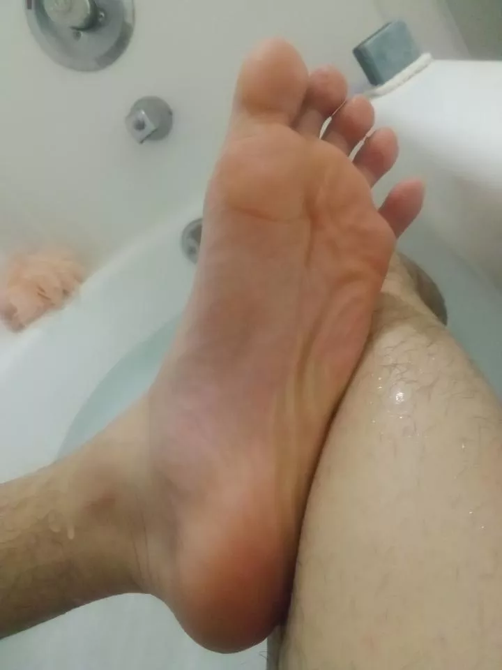 worship my feet while I bathe posted by ZactheFeetGuy