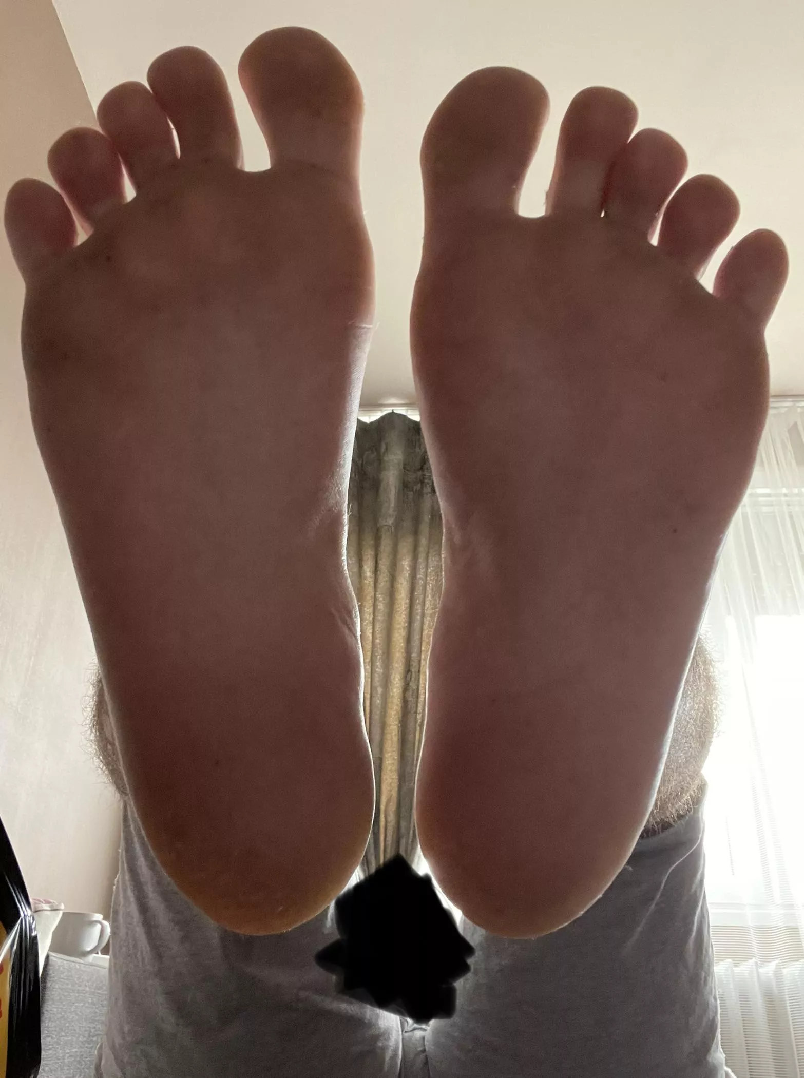Worship my huge feet posted by yFeet