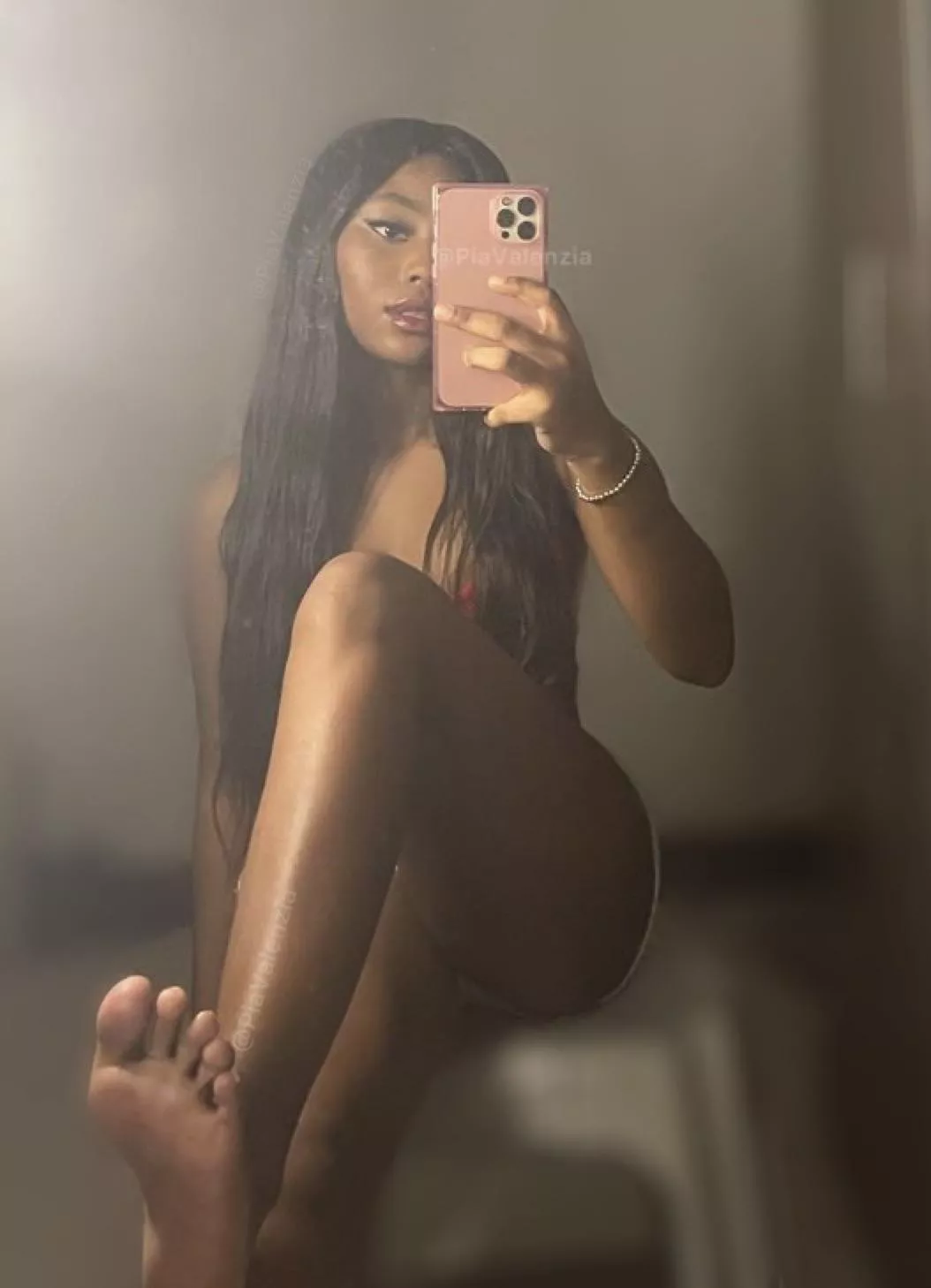Worship my soles [domme] posted by PiaValenzia