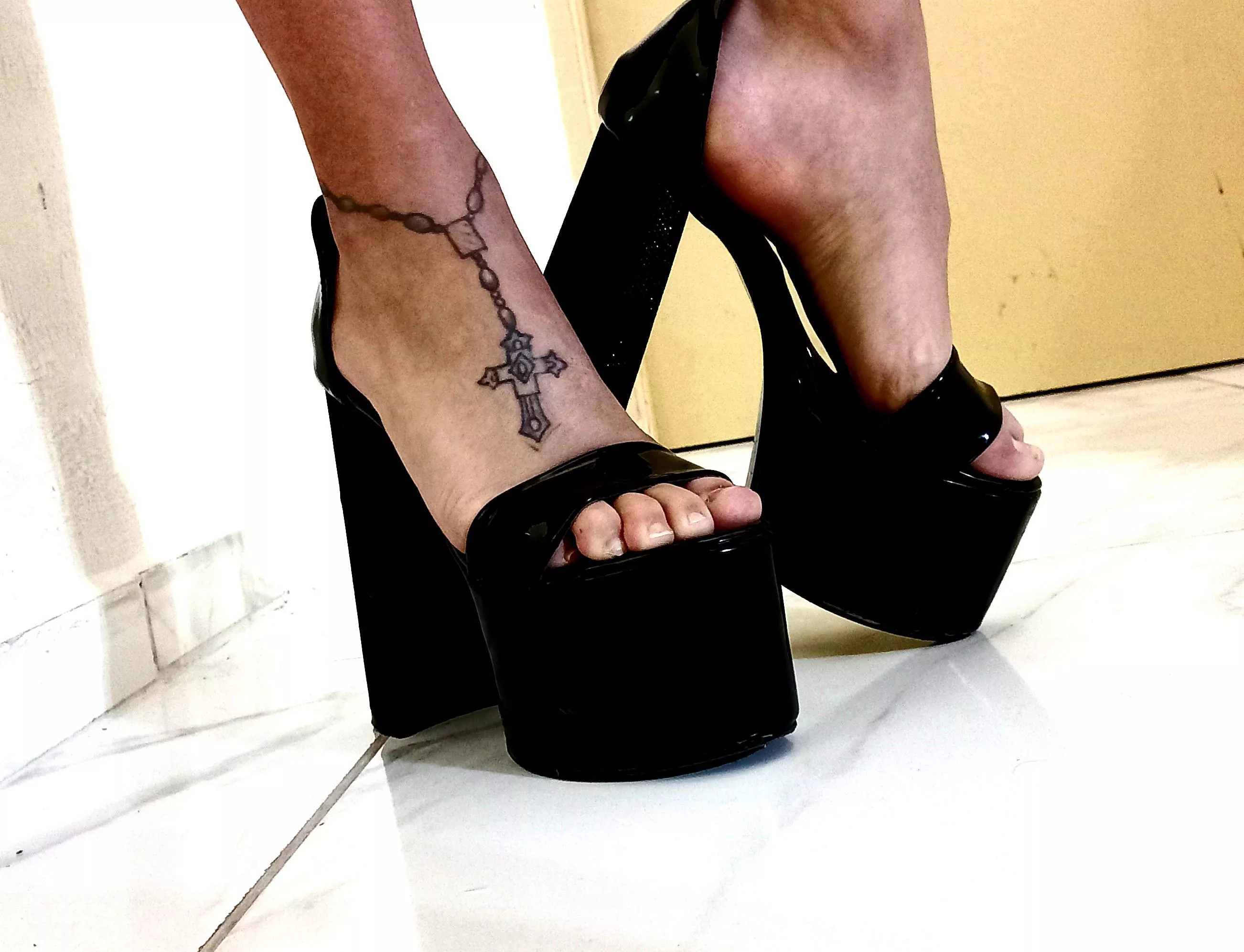 worshiping my feet posted by MartiuCo