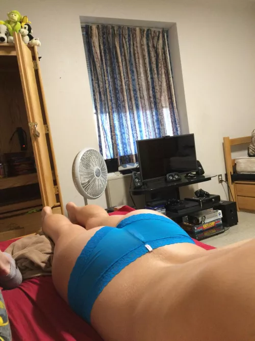 Would anyone cum on my back ? 🤤 by DownLeroy