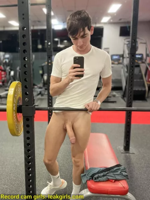 Would anyone kind eniugh to spot me? by testytestyt