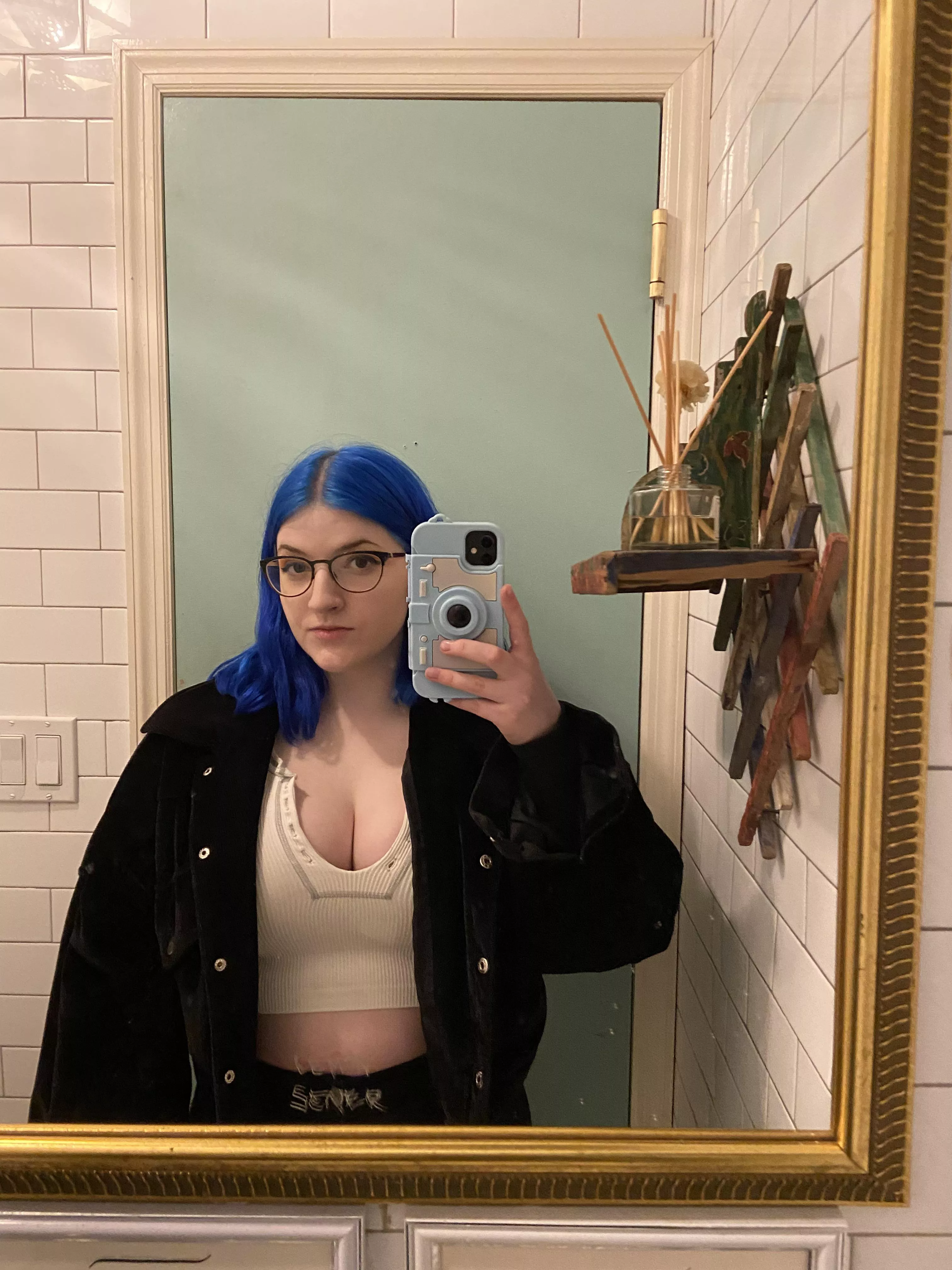 would love to get fucked in a restaurant bathroom 🥰 posted by thebluehairbby
