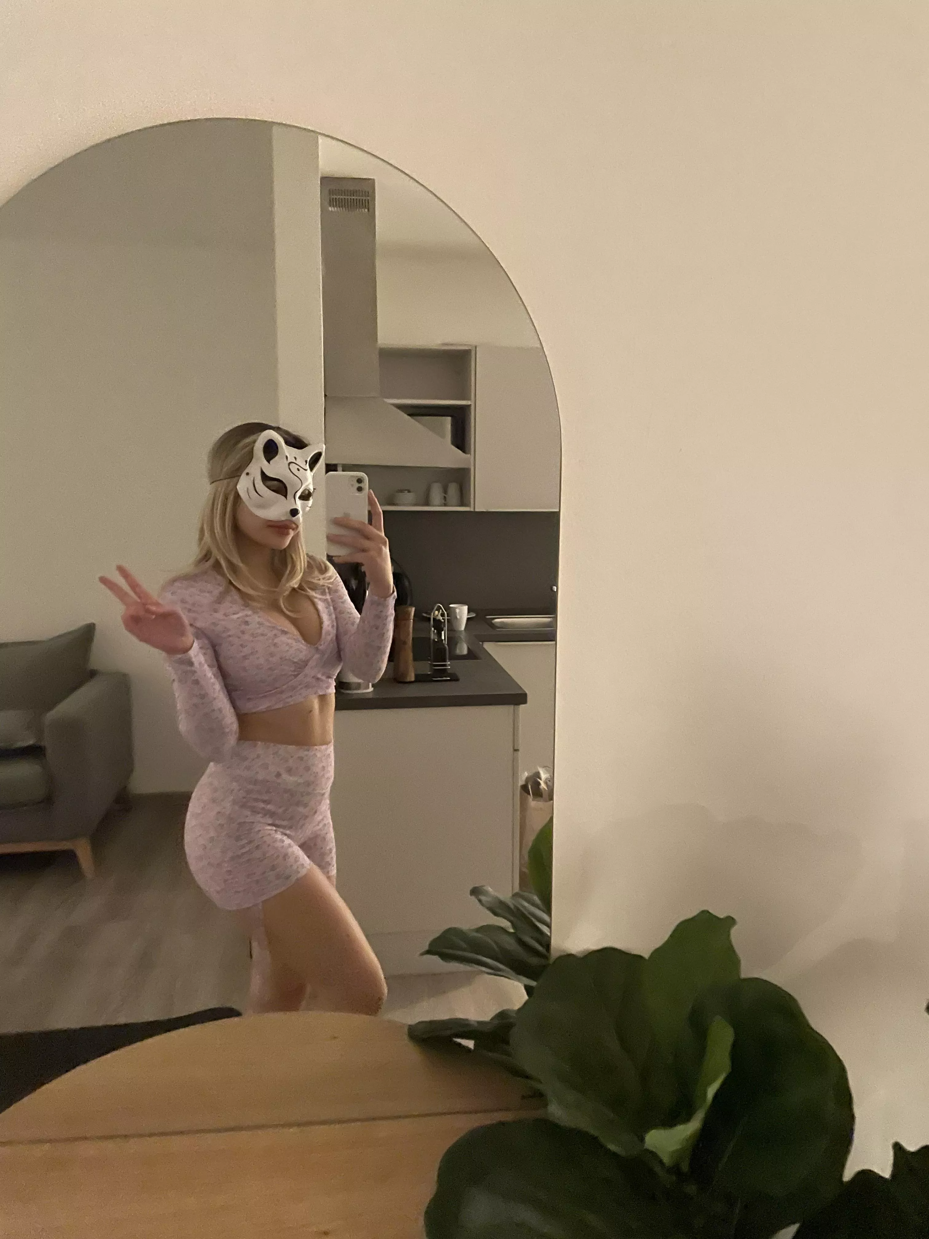 would make my day if at least one person loved my big chest 😇 posted by Carsobg