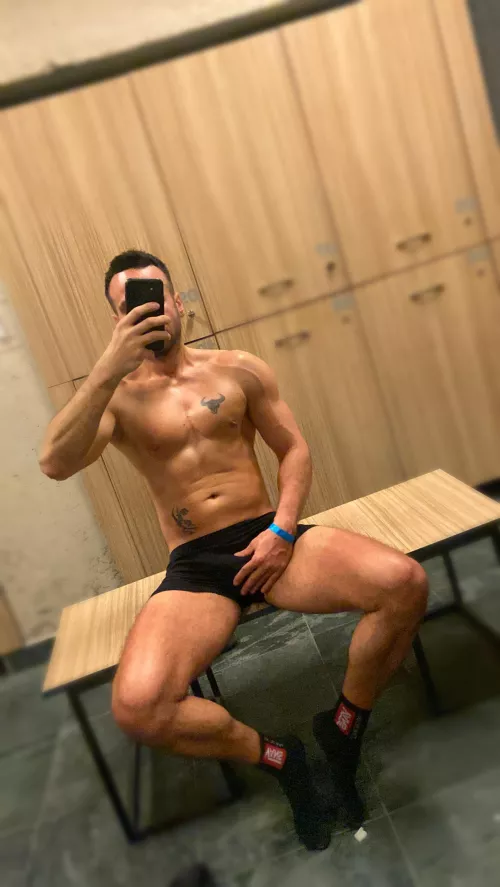 Would u help me in locker room🔥😈 by -Bullwayne-