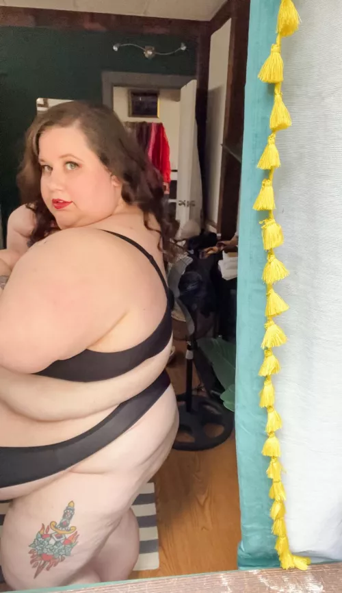 Would you be peeking in my window? 👀 by sweetrollmeg