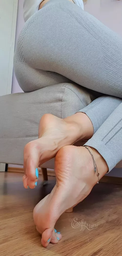 Would you cancel all your plans for the weekend, and come over to enjoy my delicious toes? 💙🍷 by sofiastoes