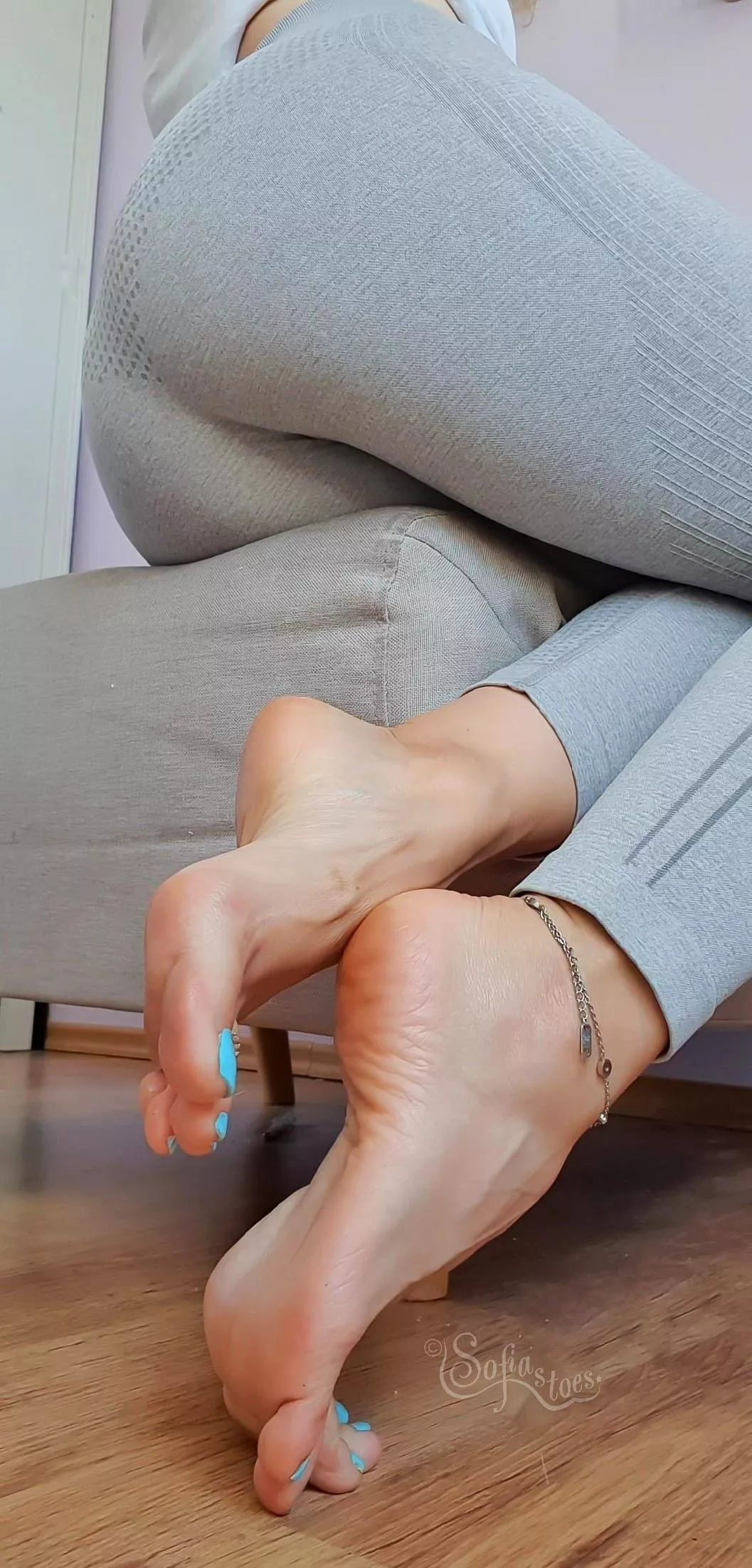 Would you cancel all your plans for the weekend, and come over to enjoy my delicious toes? 💙🍷 posted by sofiastoes