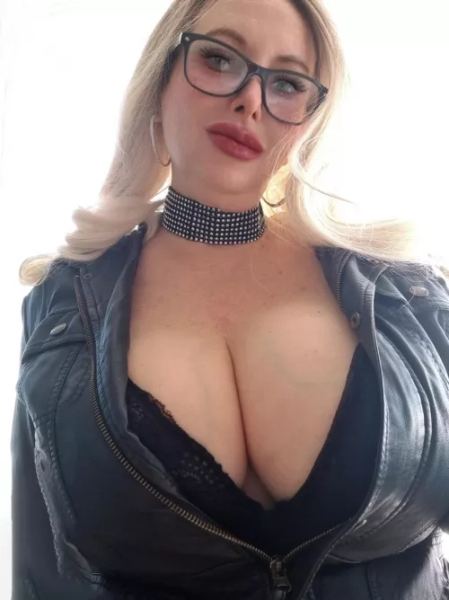 Would you date a nerd bimbo? by Alyssa_Heaven