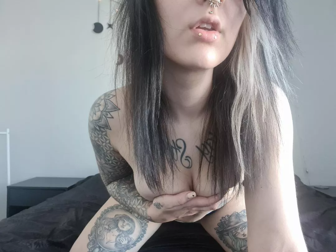 Would you fuck Finnish alt slut 🖤 posted by freyakatarina