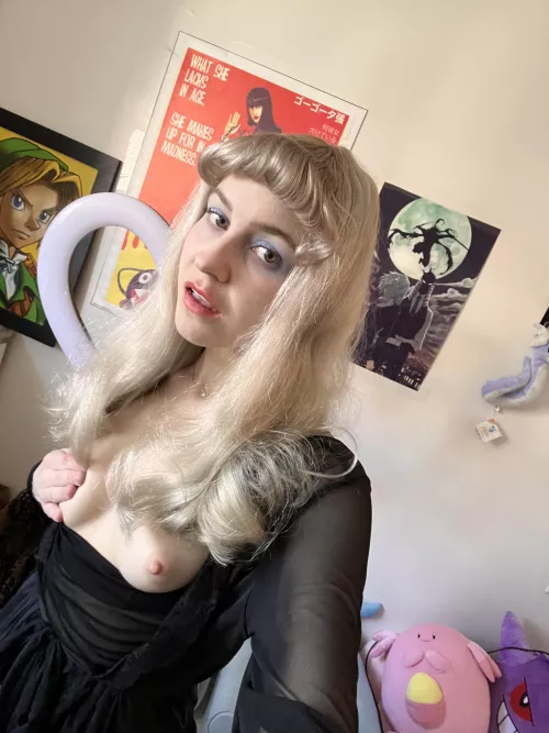 Would you have a one night stand with me, or make me your new gamer girlfriend? 🖤 [F] by TeslaPrincess69