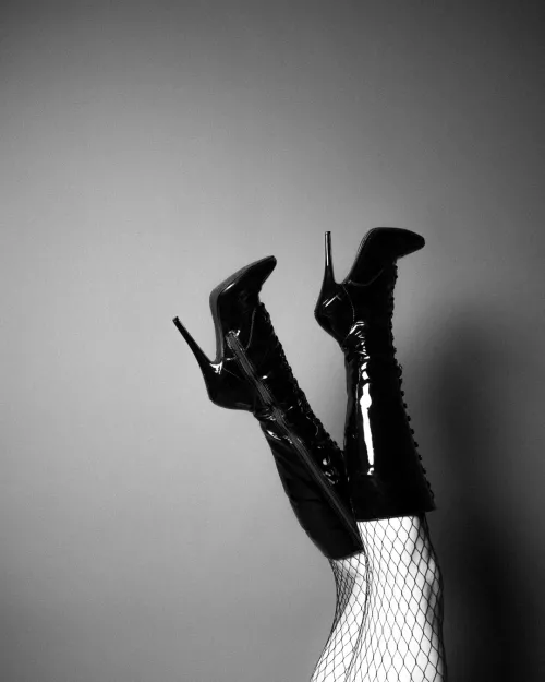 Would you let me step on you? by evanadelune