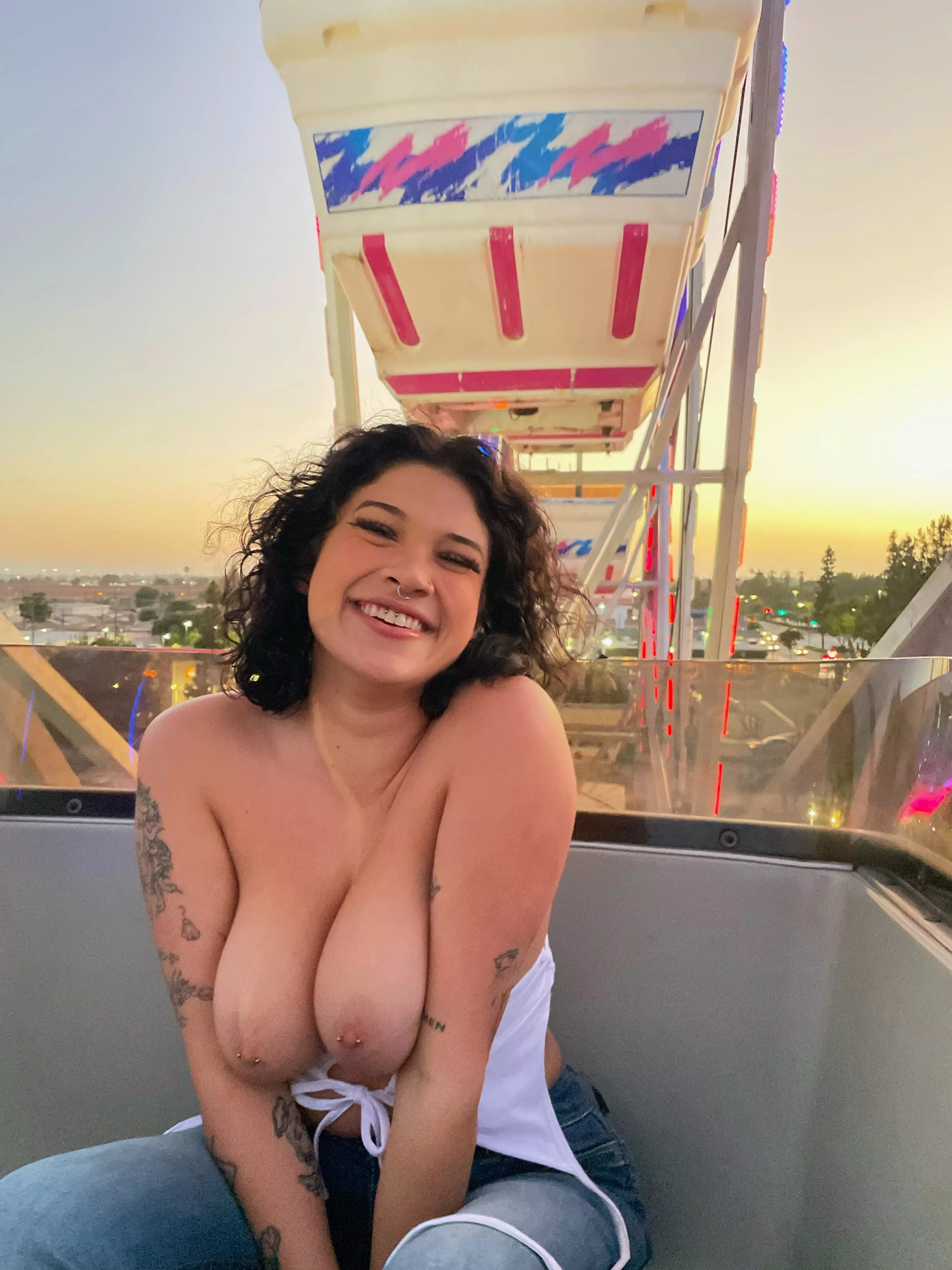 would you let me top you on the top of the ferris wheel? 👀 posted by peytoes