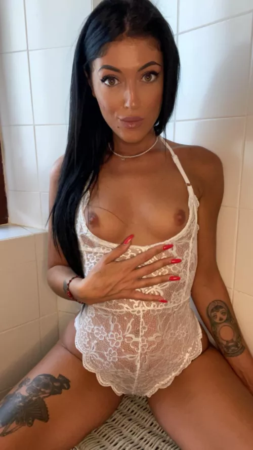 Would you lick me 👅 ? IRIS petite 🇮🇹 girl. FREE SUBSCRIPTION 🔥 link on my page or 👇🏽 by Iris20b
