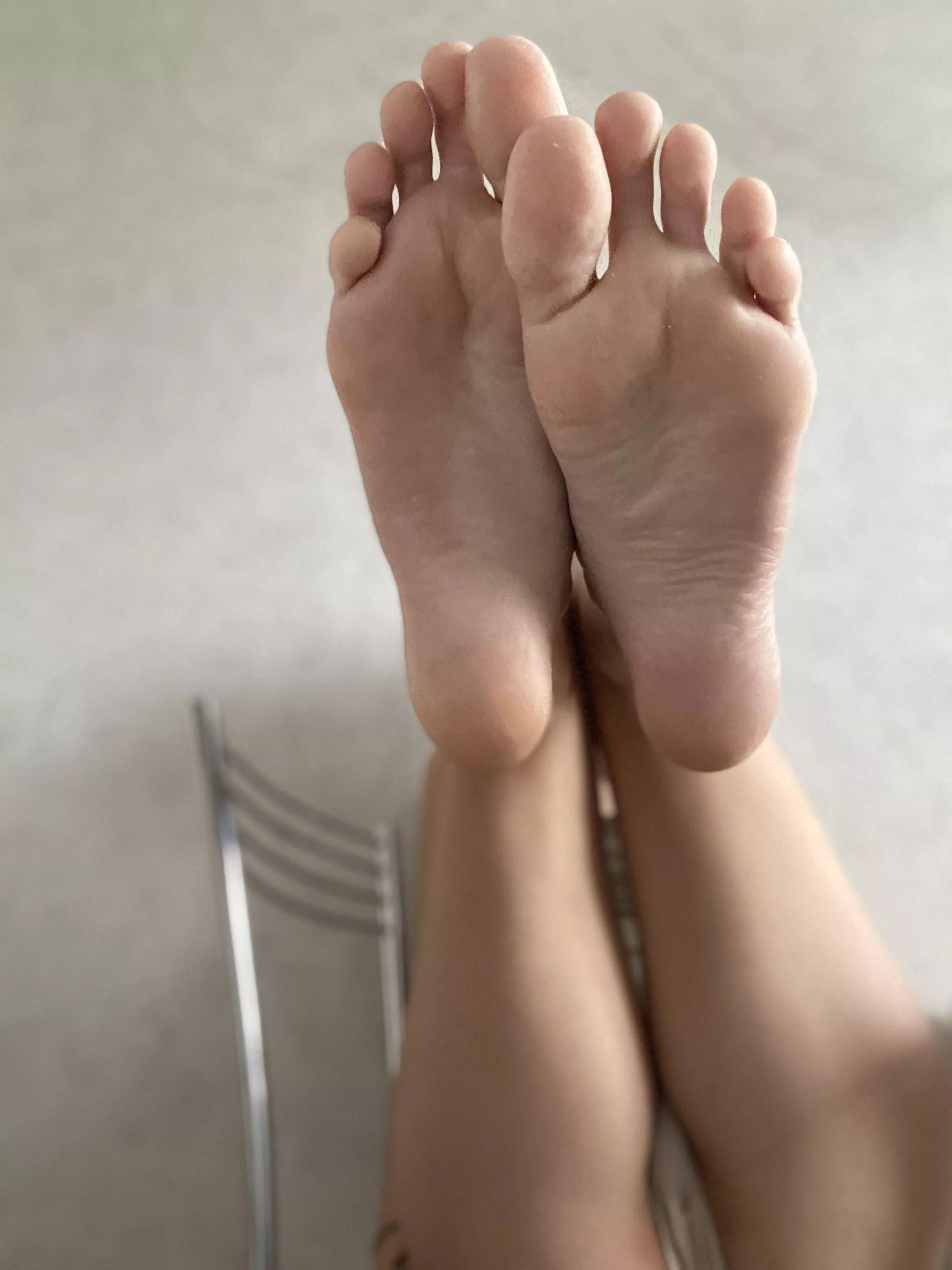 Would you like to lick my feet and suck my toes? posted by chepokaifu