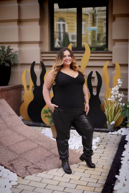 Would you 💋 me on the first date?😏 by South-Ad-9819