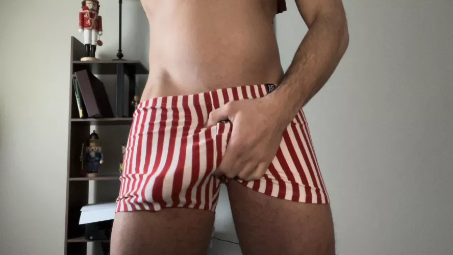 Would you notice my bulge if I changed in front of you? by Dudely9378