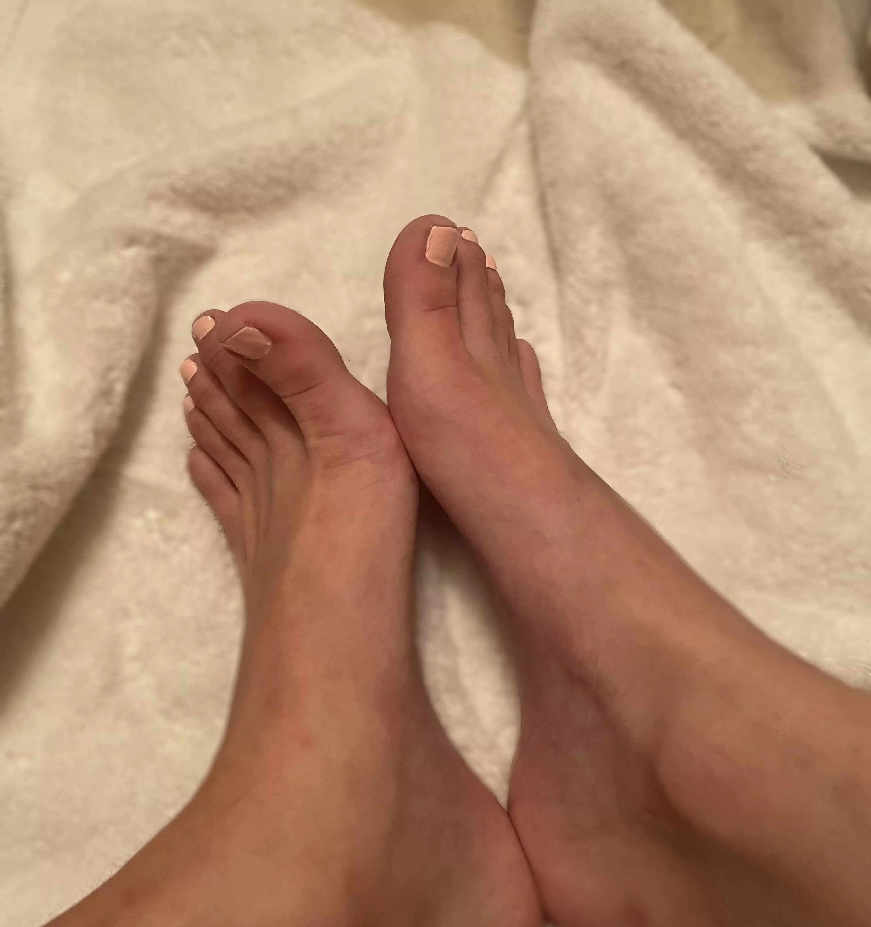 would you put your face between them?😍 posted by petitefeet64