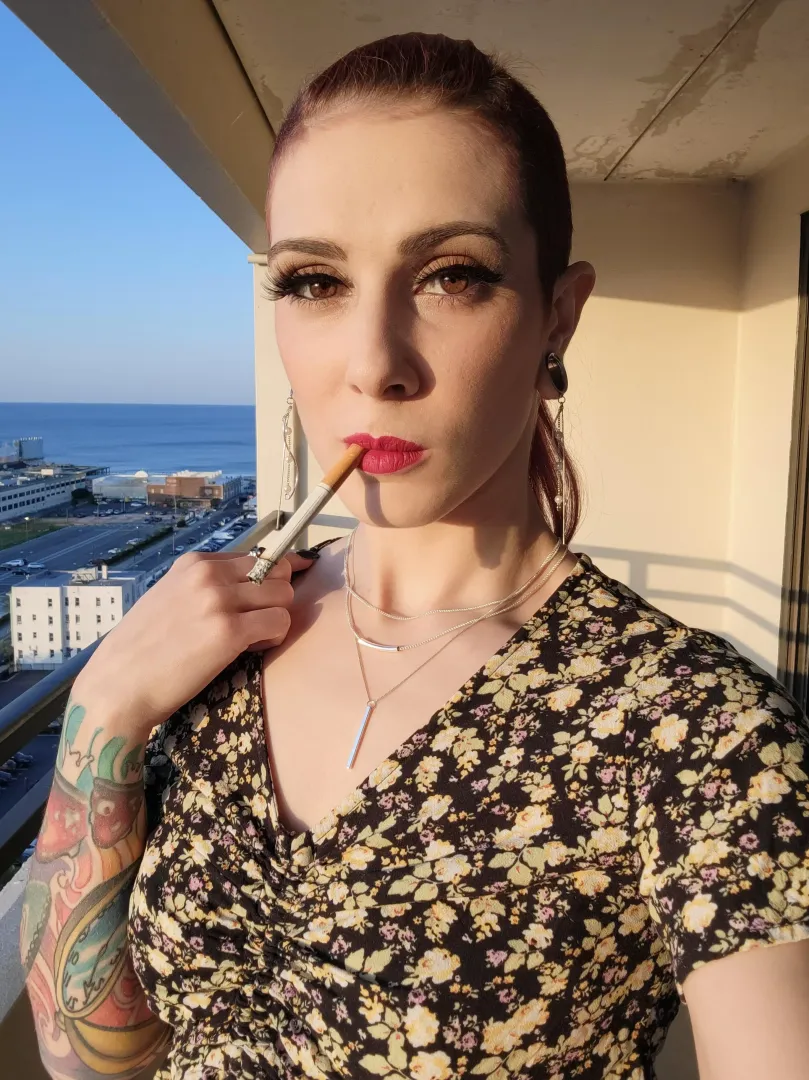 Would you smoke with me? 🥰🚬💨 posted by Kinkylittlehippy