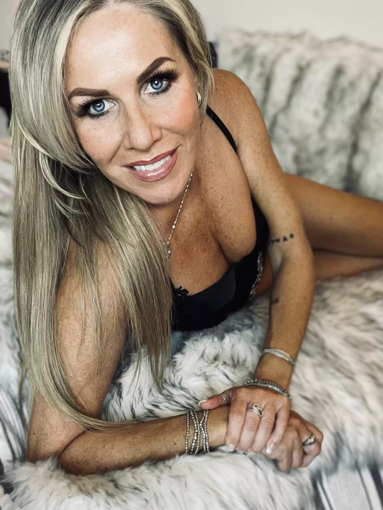 Would you stare into my eyes as I suck your cock dry? posted by LongLegzLizzie