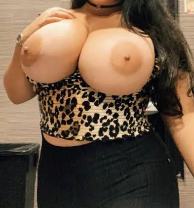 Would you suck it? Tell me in my dms 😏 posted by WomenGuru