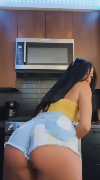 Would you survive if I would sit on your face 😜 posted by mryoends