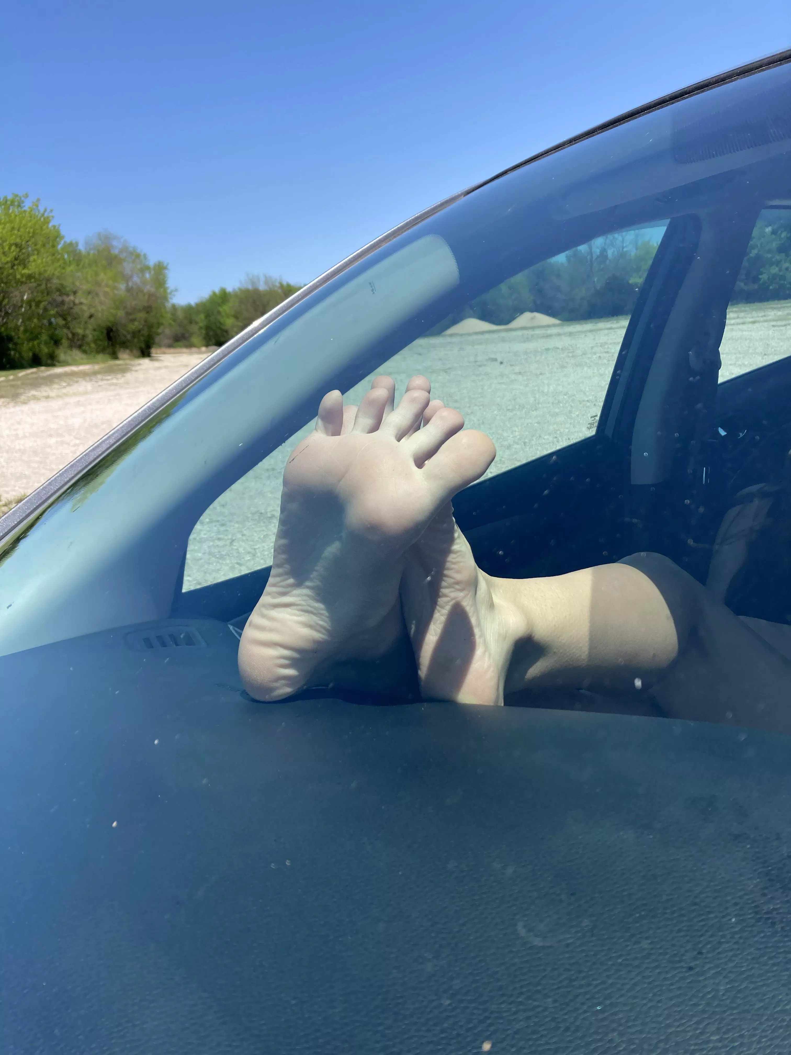 wyd if you see my toes wave at you while you’re driving 🦶🏻 posted by gigiiiginger