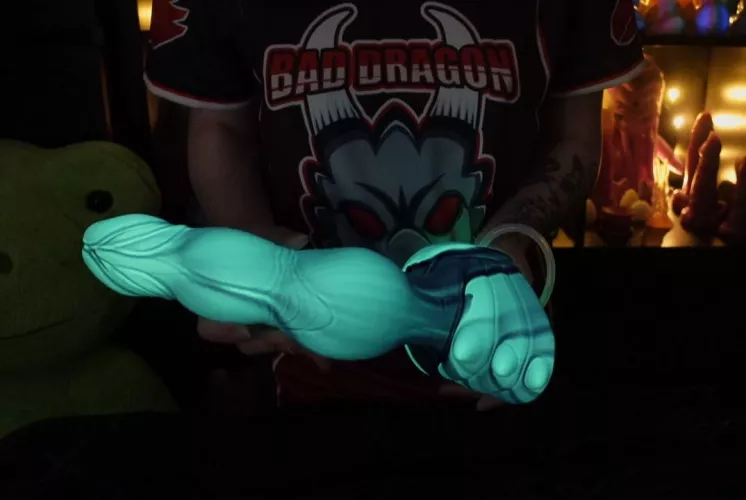 XL Nocturne has some crazy glow! I got XL Tyson in my care package too but this is my favourite 😍 by lilpixiekitten