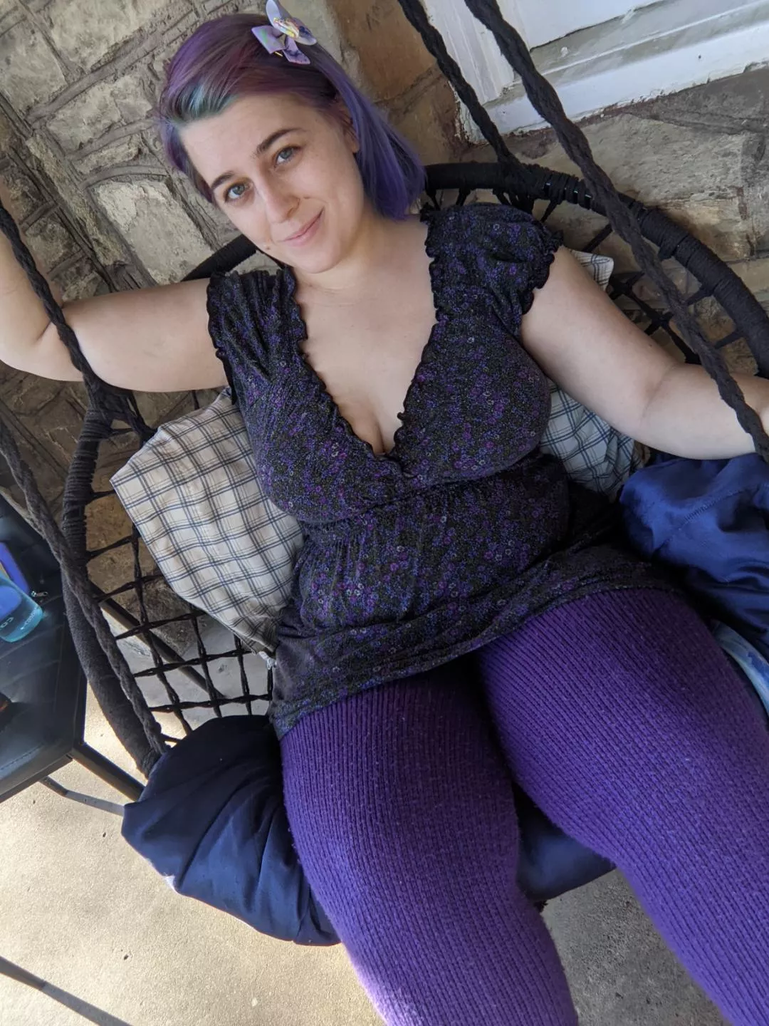 Y'all like thighs?😼💜 posted by doestheleast