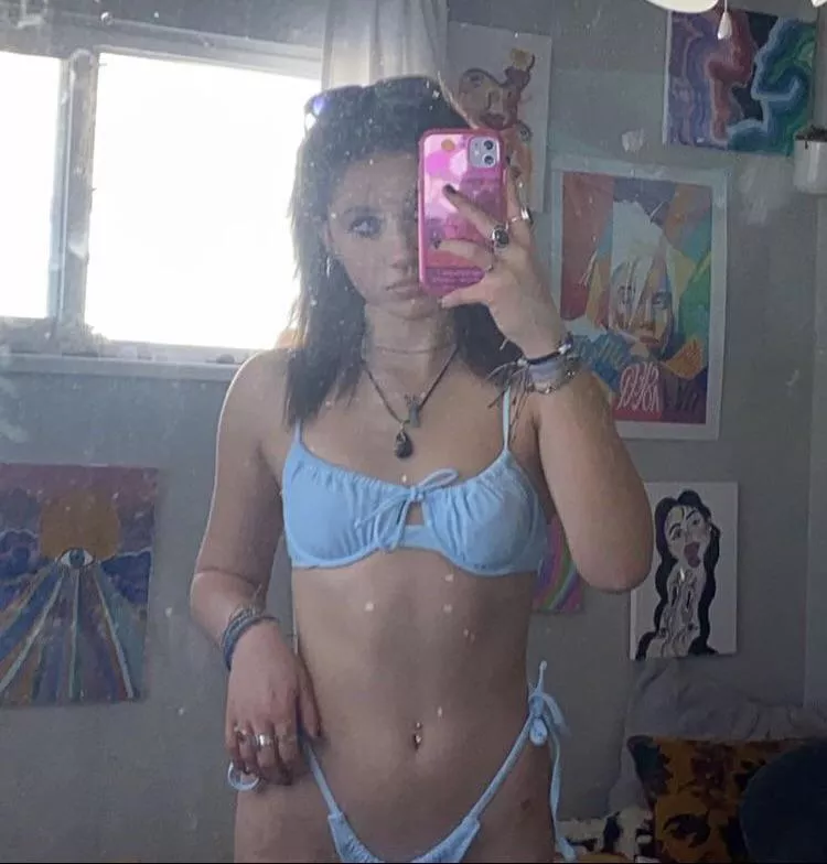 Y’all loved the girl from earlier so here’s more posted by Cummingonrileya