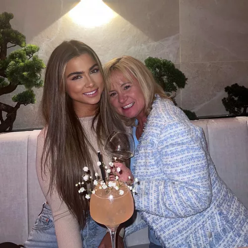 Yasmina and Mom by edf999