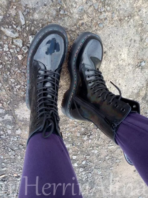 yeah, it's right. i love shiny boots so much (fetish) by HerrinAlina