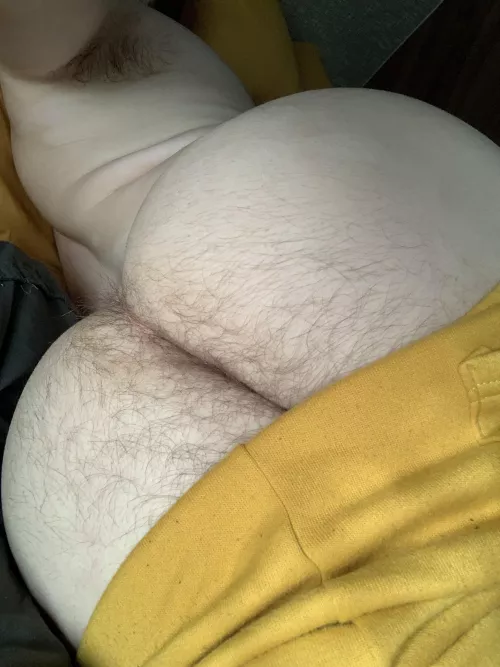 Yellow is my color by buttmxnch