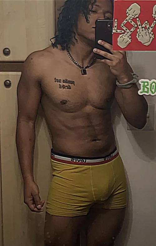 Yellow looks good on me 😌 by Dependent_Spread580