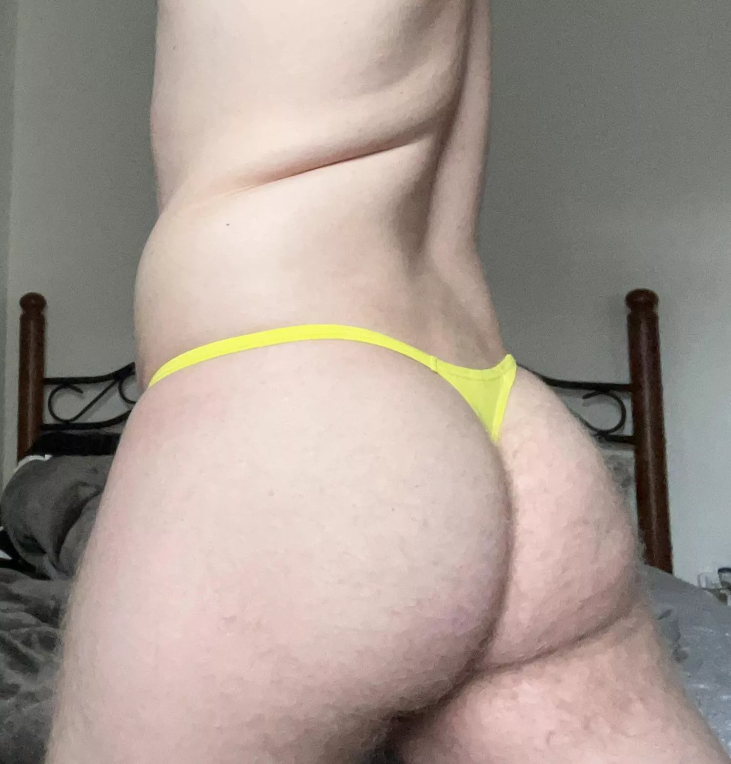 Yellow looks hot me 🥵 posted by wonderbooty22