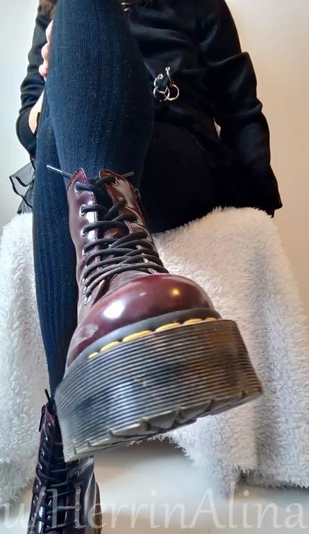 you are my bootcleaner. nothing more. [domme] posted by HerrinAlina