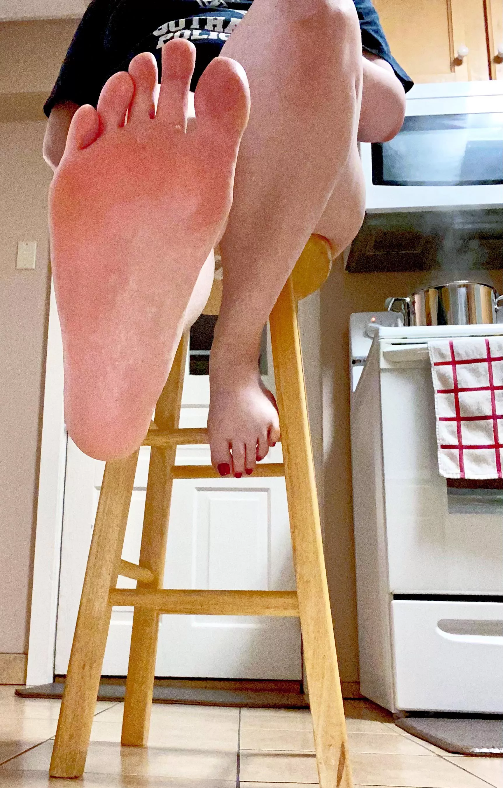 You see me on a bar stool, where would you go first? Soles or toes? posted by RabbitPaws194