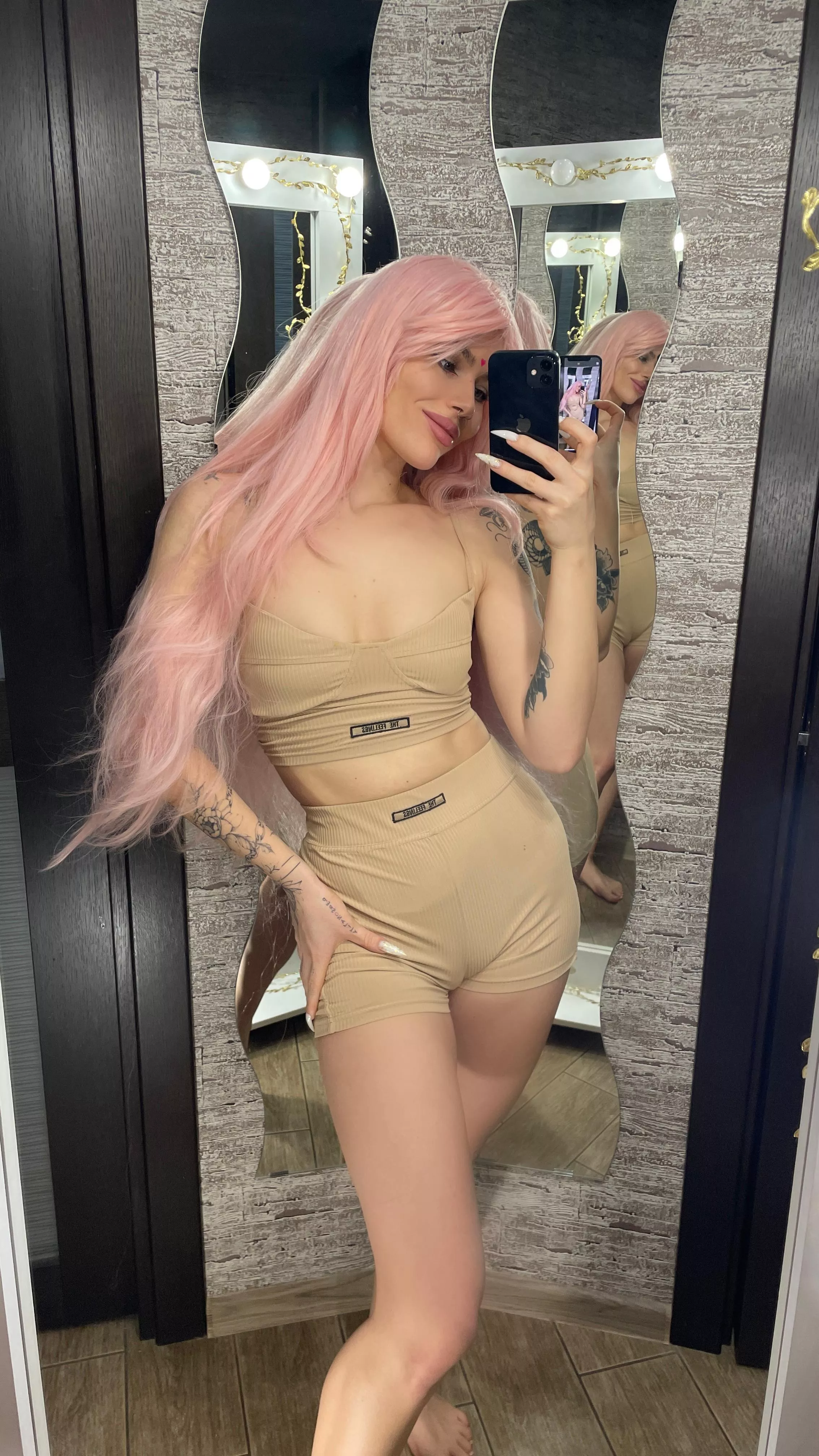 You want to kiss my neck,and I want you to fuck me will you be satisfied😊 posted by Elmer-Frank